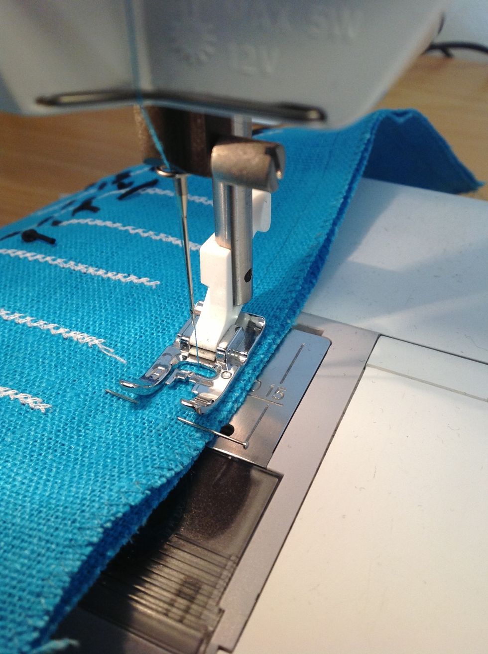 Sy ihop p\u00e5sen med raks\u00f6m 10 mm fr\u00e5n kanten. F\u00e4st i b\u00f6rjan och slutet.