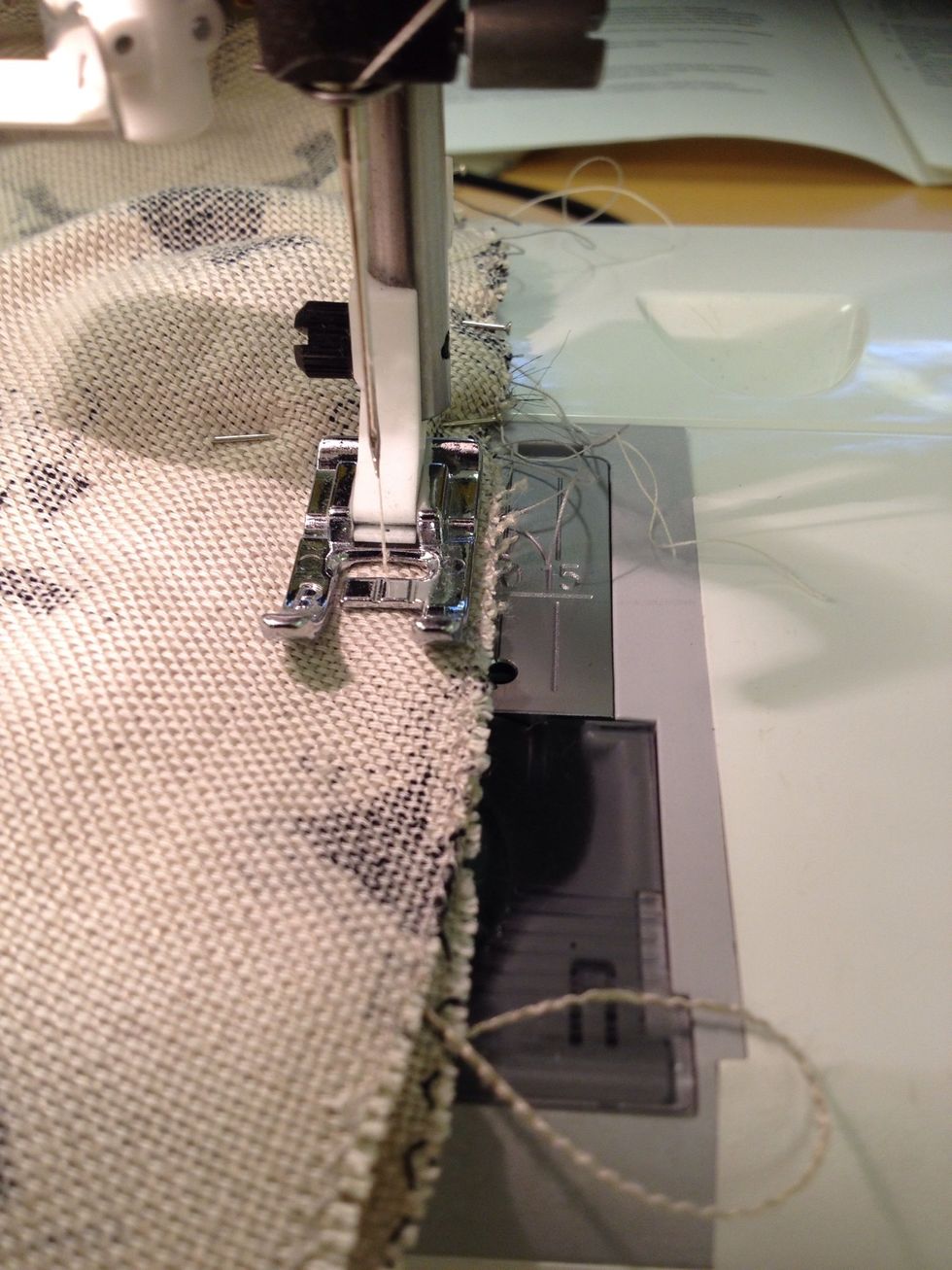 Sy ihop, sakta, sakta och hj\u00e4lp tyget runt s\u00e5 det inte veckar sig, det \u00e4r l\u00e4ttast att sy ihop fr\u00e5n v\u00e4skans sida.