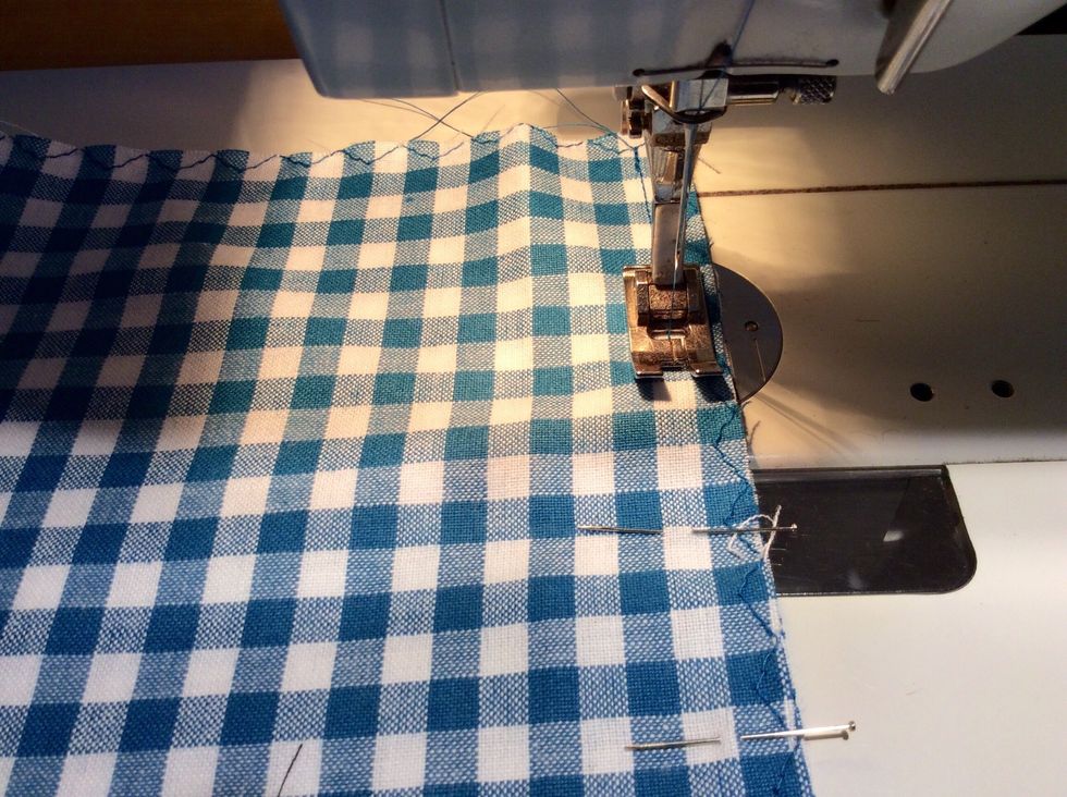 Sy ihop sidorna med raks\u00f6m, 1 cm s\u00f6msm\u00e5n.