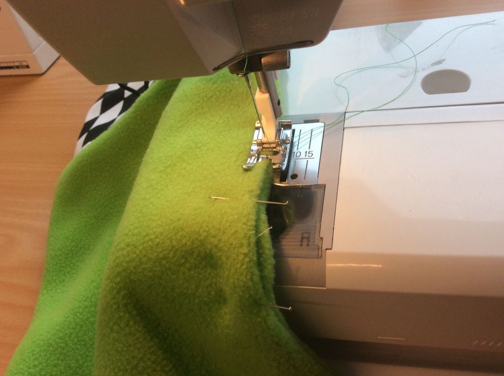 Sy ihop \u00f6ppningen, f\u00f6r hand eller p\u00e5 maskin. Om du syr p\u00e5 maskin kan du sy med raks\u00f6m eller sicksack l\u00e4ngst ut i kanten.