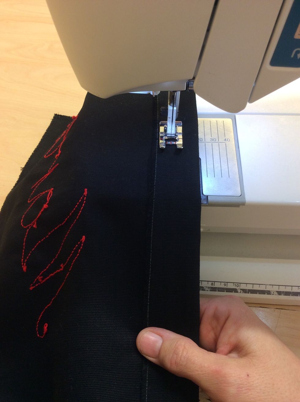 Sy in kanten med raks\u00f6m. F\u00e4st tr\u00e5den i b\u00f6rjan och slutet genom att backa.