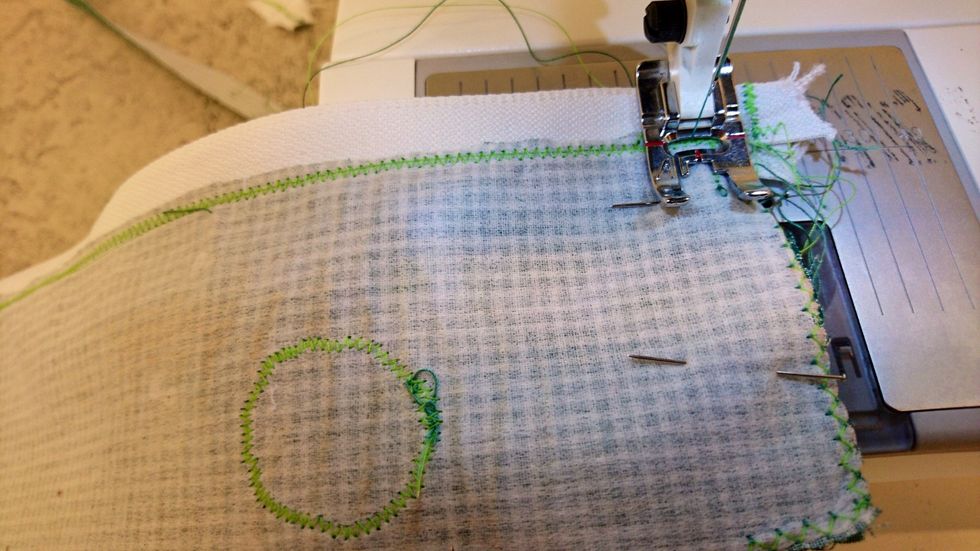 Sy kortsidorna, l\u00e5ngsidorna och f\u00e4st i b\u00f6rjan och slutet.