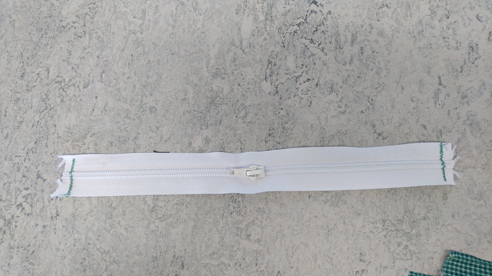 Sy l\u00e4ngst ut p\u00e5 kortsidorna med t\u00e4t sicksack fram och tillbaka.