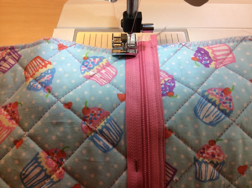 Sy likadant p\u00e5 andra sidan av dragkedjan, fortfarande med samma sick-sack.