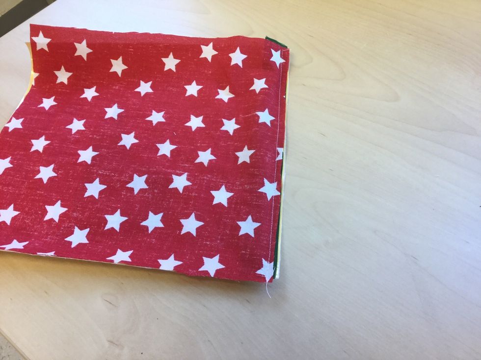 Sy med blixtl\u00e5spressarfot l\u00e4ngs med hela sidan.