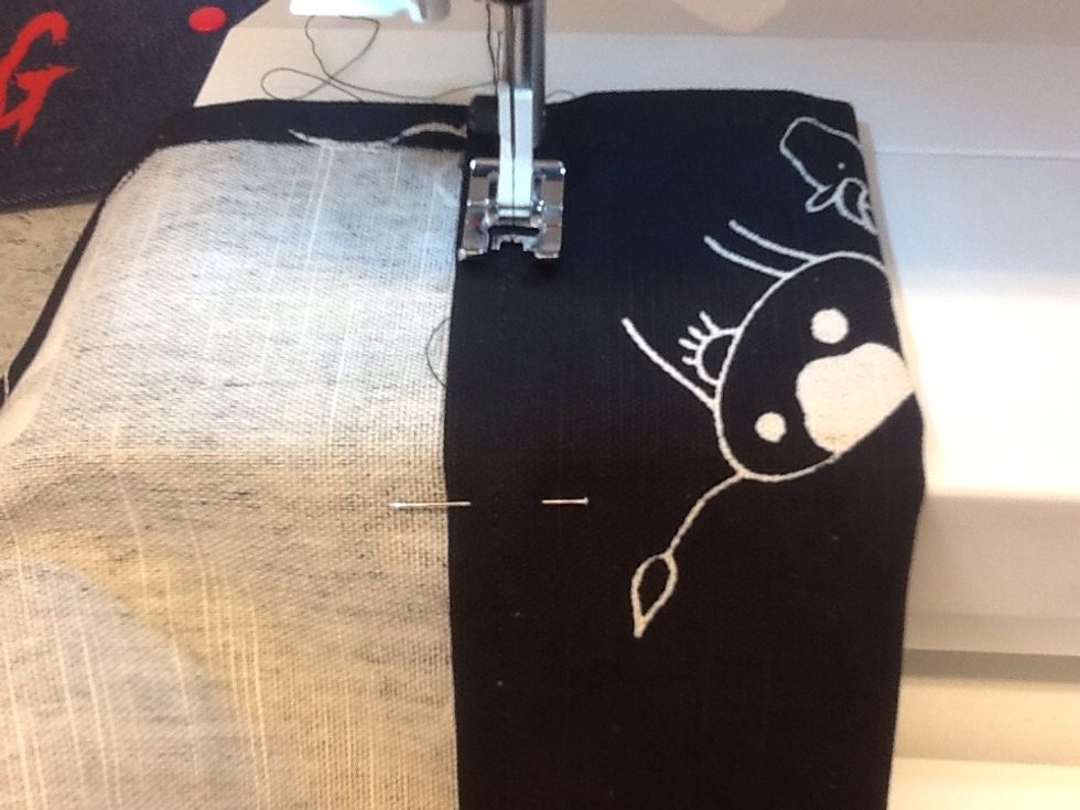 Sy med pressarfoten i kanten mot s\u00f6mmen du nyss sydde.