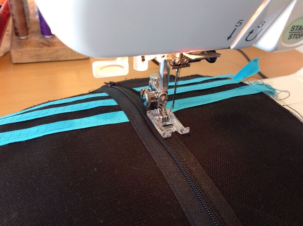 Sy med pressarfoten kloss mot dragkedjan s\u00e5 f\u00e5r du lagom avst\u00e5nd.