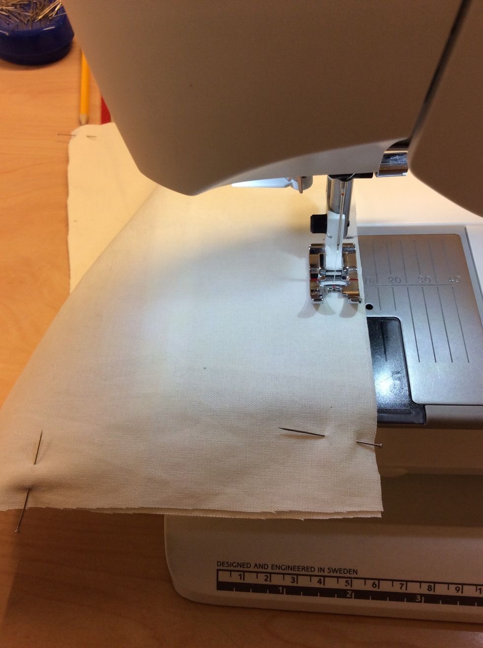 Sy med raks\u00f6m 1 cm fr\u00e5n kanten. ( 1cm s\u00f6msm\u00e5n) F\u00f6lj tygets kant mot strecket d\u00e4r det st\u00e5r 10 (=1cm) Gl\u00f6m inte att f\u00e4sta tr\u00e5darna n\u00e4r du b\u00f6rjar och slutar genom att anv\u00e4nda backen eller fix.