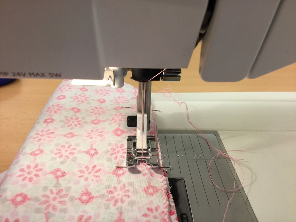 Sy med raks\u00f6m 1 cm fr\u00e5n kanten. F\u00e4st i b\u00f6rjan och i slutet.