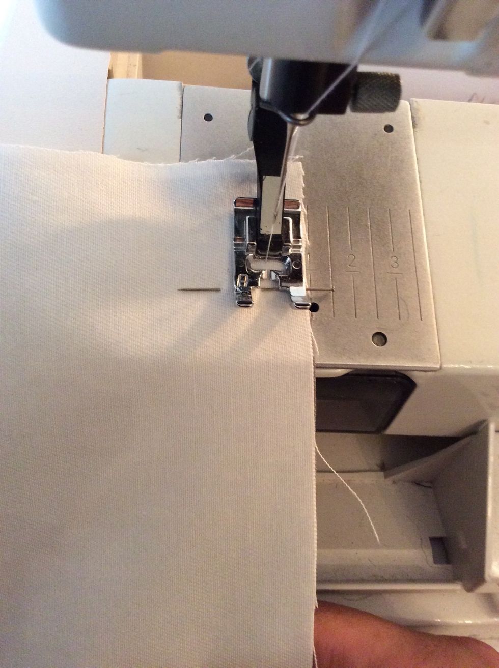 Sy med raks\u00f6m 1 cm fr\u00e5n kanten, f\u00f6lj stygnpl\u00e5ten d\u00e4r det st\u00e5r 10. Gl\u00f6m inte att backa i b\u00f6rjan och slutet f\u00f6r att f\u00e4sta s\u00f6mmen.