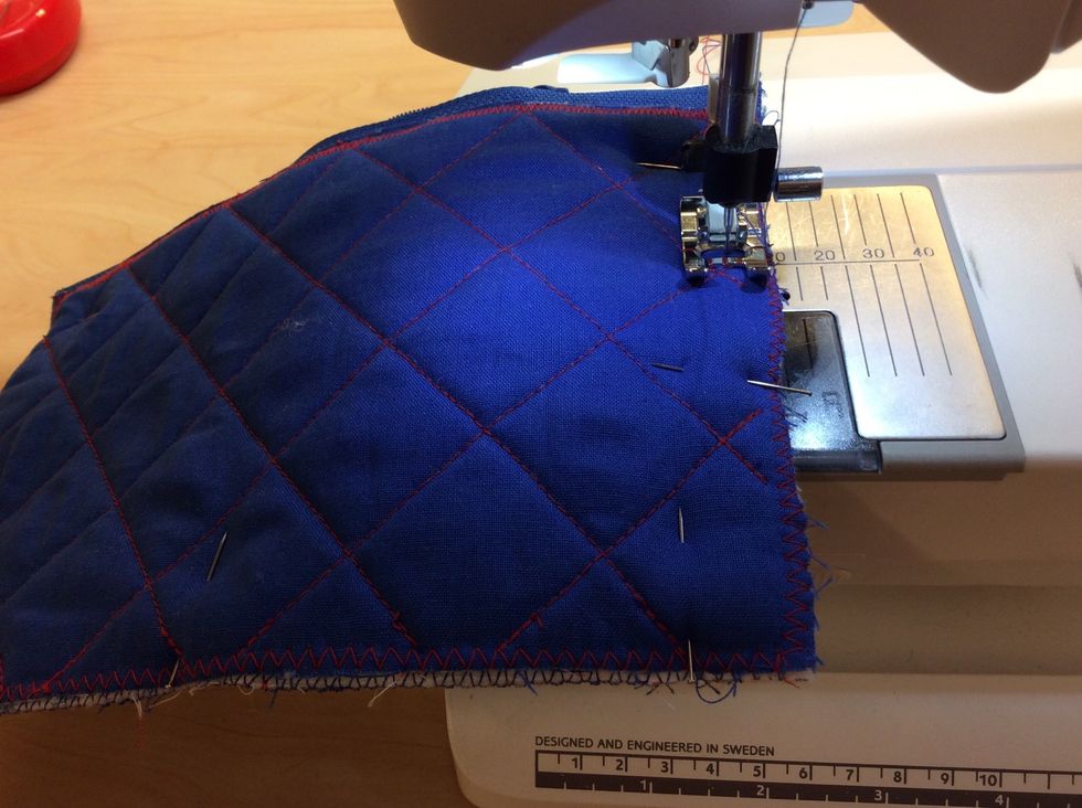 Sy med raks\u00f6m 1 cm fr\u00e5n kanten med raks\u00f6m  ( =1 cm s\u00f6msm\u00e5n ) Gl\u00f6m inte att f\u00e4sta tr\u00e5darna i b\u00f6rjan och i slutet med fix eller genom att backa.