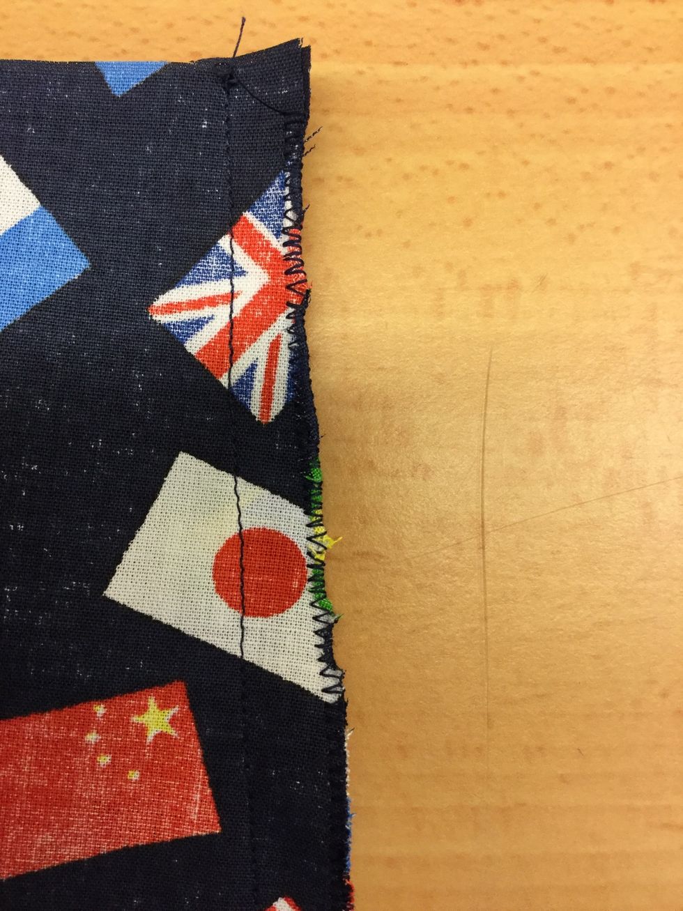 Sy med raks\u00f6m 1 cm fr\u00e5n kanten och zickzacka ihop s\u00f6msm\u00e5nerna. Kom ih\u00e5g att f\u00e4sta tr\u00e5den i b\u00f6rjan och i slutet av s\u00f6mmen.