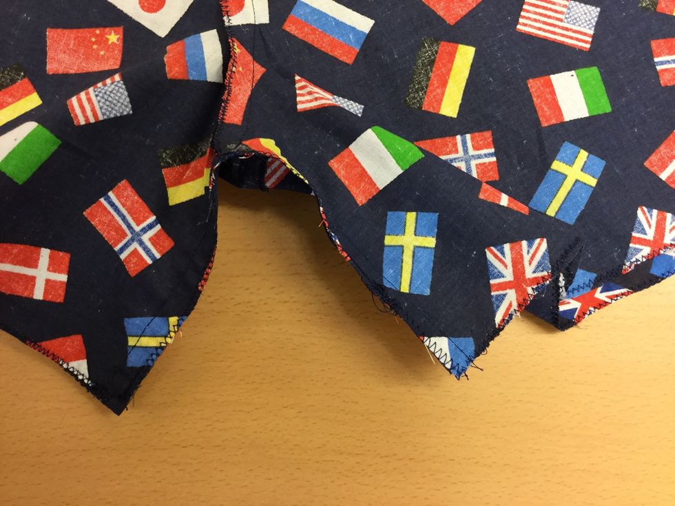 Sy med Raks\u00f6m 1 cm fr\u00e5n kanten och Zickzacka ihop s\u00f6msm\u00e5nerna.