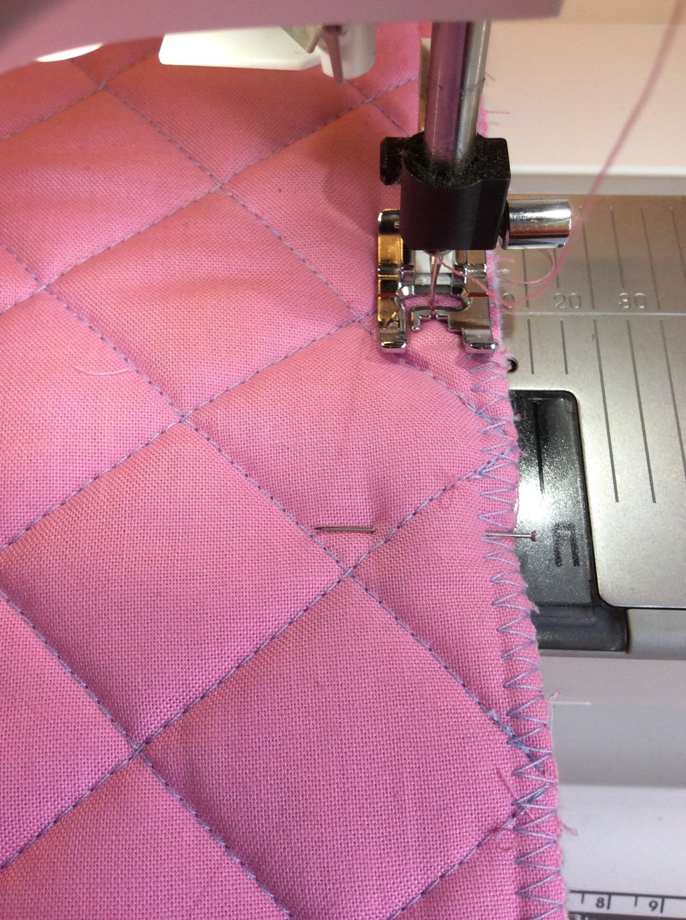 Sy med raks\u00f6m 1 cm in fr\u00e5n kanten = 1cm s\u00f6msm\u00e5n Gl\u00f6m inte att f\u00e4sta tr\u00e5darna i b\u00f6rjan eller i slutet med fix eller genom att backa.