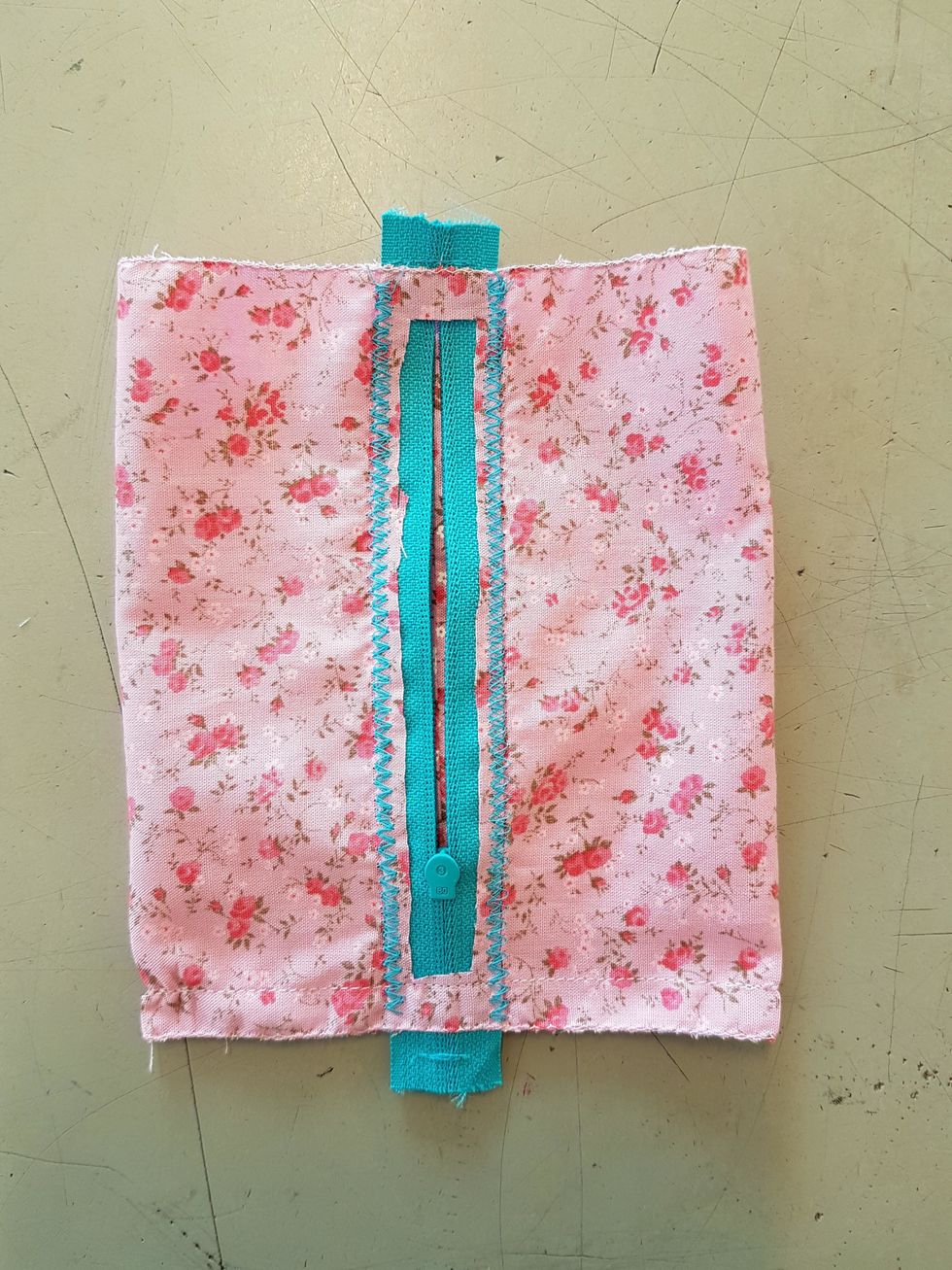 Sy med raks\u00f6m, 1 cm s\u00f6msm\u00e5n. Samma f\u00e4rg p\u00e5 tr\u00e5den som p\u00e5 tyget. Kom ih\u00e5g att f\u00e4sta med fem stygn b\u00e5de i b\u00f6rjan och slutet av s\u00f6mmen.