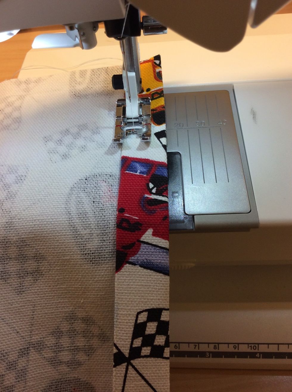 Sy med raks\u00f6m 1,5cm fr\u00e5n kanten. Gl\u00f6m inte att f\u00e4sta tr\u00e5darna i b\u00f6rjan och slutet av s\u00f6mmen.