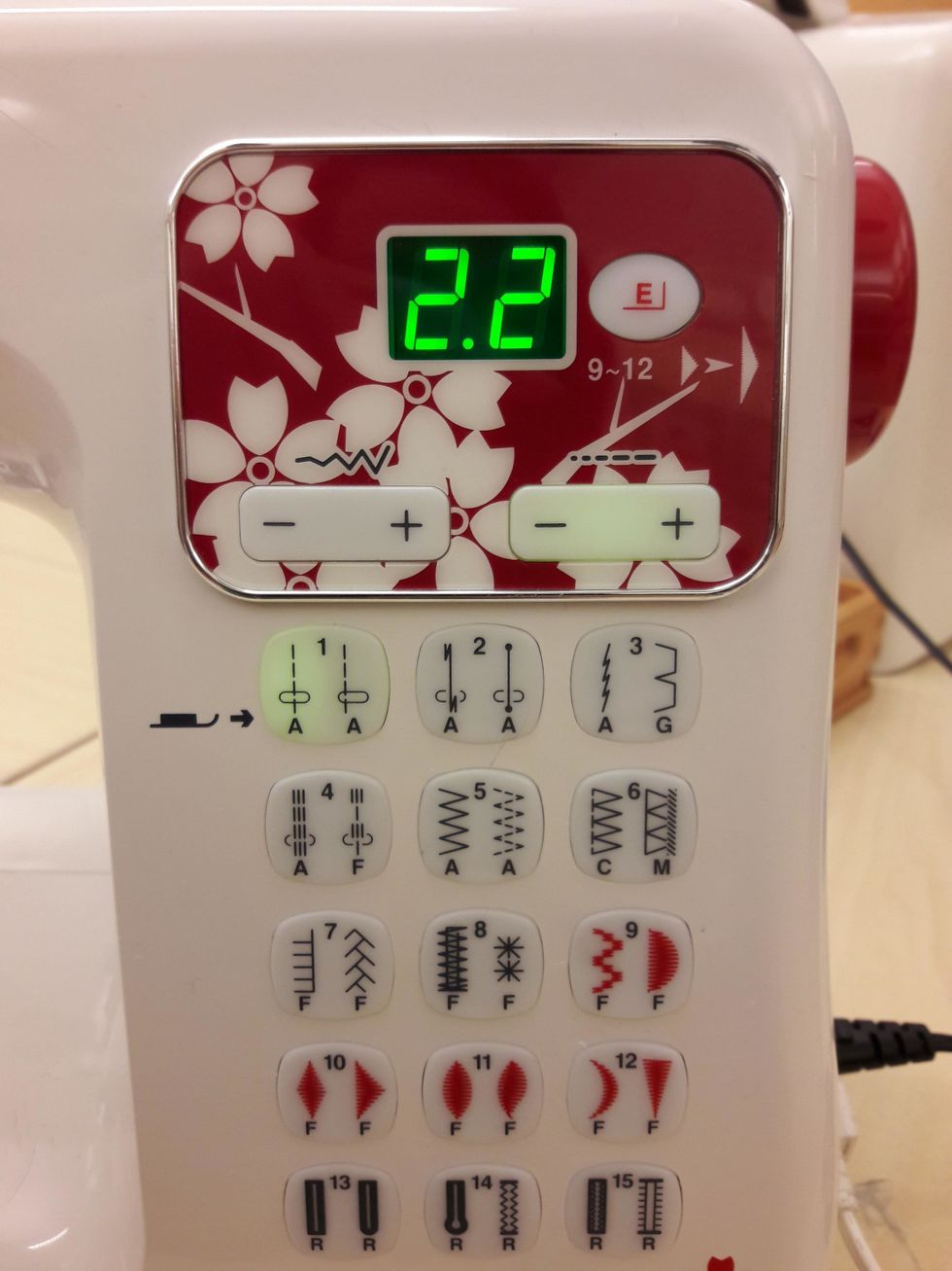 Sy med raks\u00f6m. Den v\u00e4ljs automatiskt n\u00e4r du startar symaskinen s\u00e5 du beh\u00f6ver inte \u00e4ndra n\u00e5got.