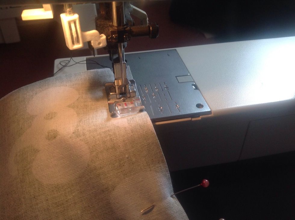Sy med raks\u00f6m en pressarfots bredd in. F\u00e4st s\u00f6mmen i b\u00f6rjan och slutet. G\u00f6r likadant med de andra tv\u00e5 tygbitarna.
