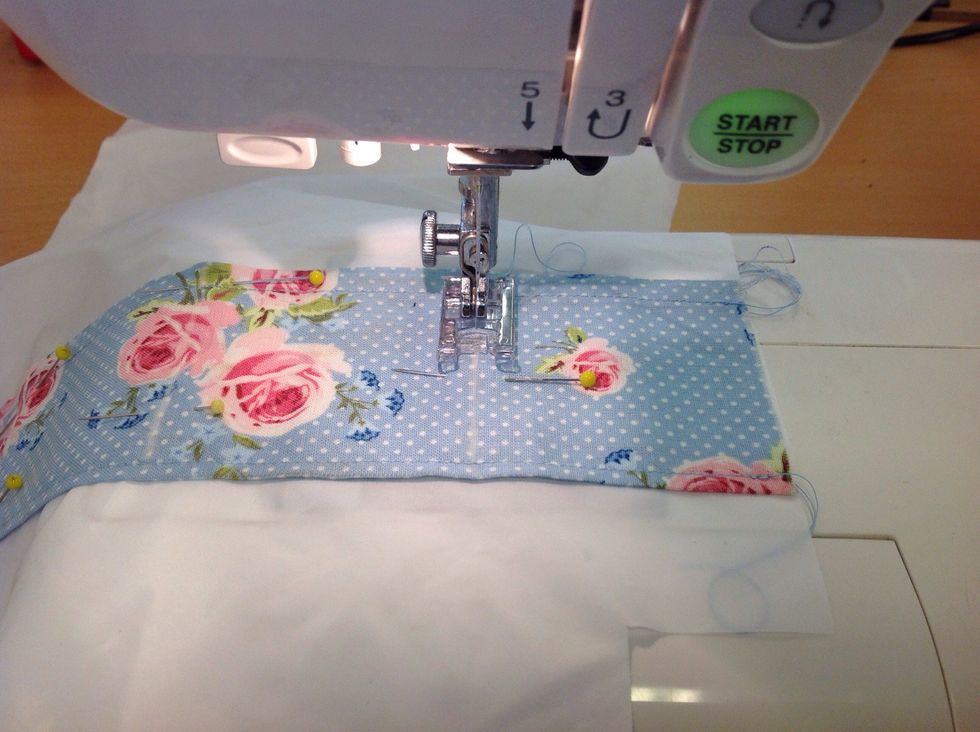 Sy med raks\u00f6m. F\u00e4st noga i b\u00f6rjan och slutet genom att backa n\u00e5gra stygn.