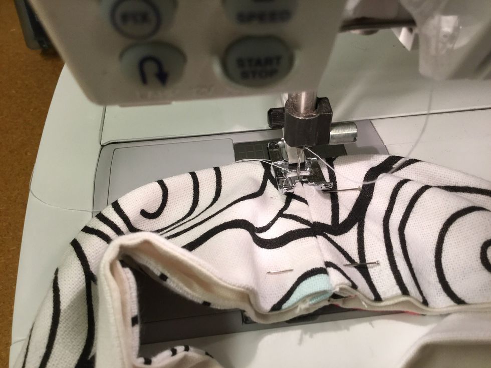 Sy med raks\u00f6m. F\u00e4st tr\u00e5den i b\u00f6rjan och i slutet.