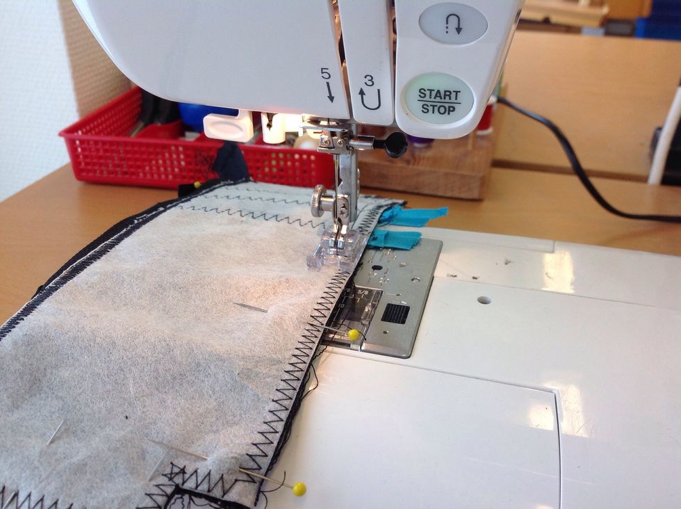 Sy med raks\u00f6m l\u00e4ngs de tre kanterna. Kanten p\u00e5 tyget ska l\u00f6pa l\u00e4ngs med kanten p\u00e5 pressarfoten.