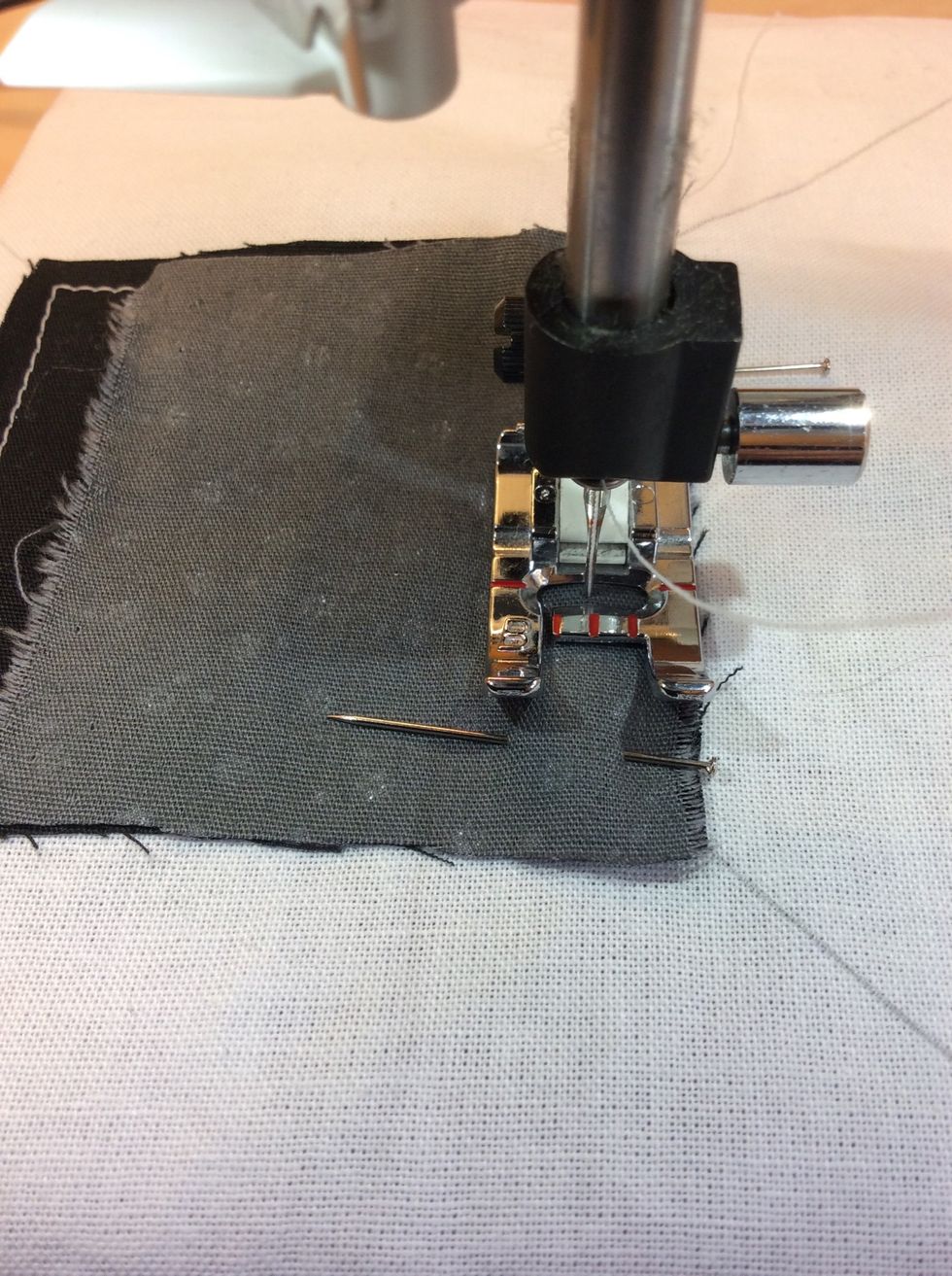 Sy med raks\u00f6m, l\u00e5t kanten p\u00e5 pressarfoten f\u00f6lja kanten p\u00e5 tyget. Gl\u00f6m inte att f\u00e4sta tr\u00e5den genom fix eller backen.