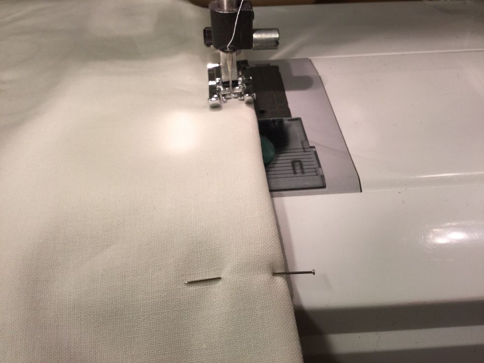 Sy med raks\u00f6m med pressarfoten i kanten.