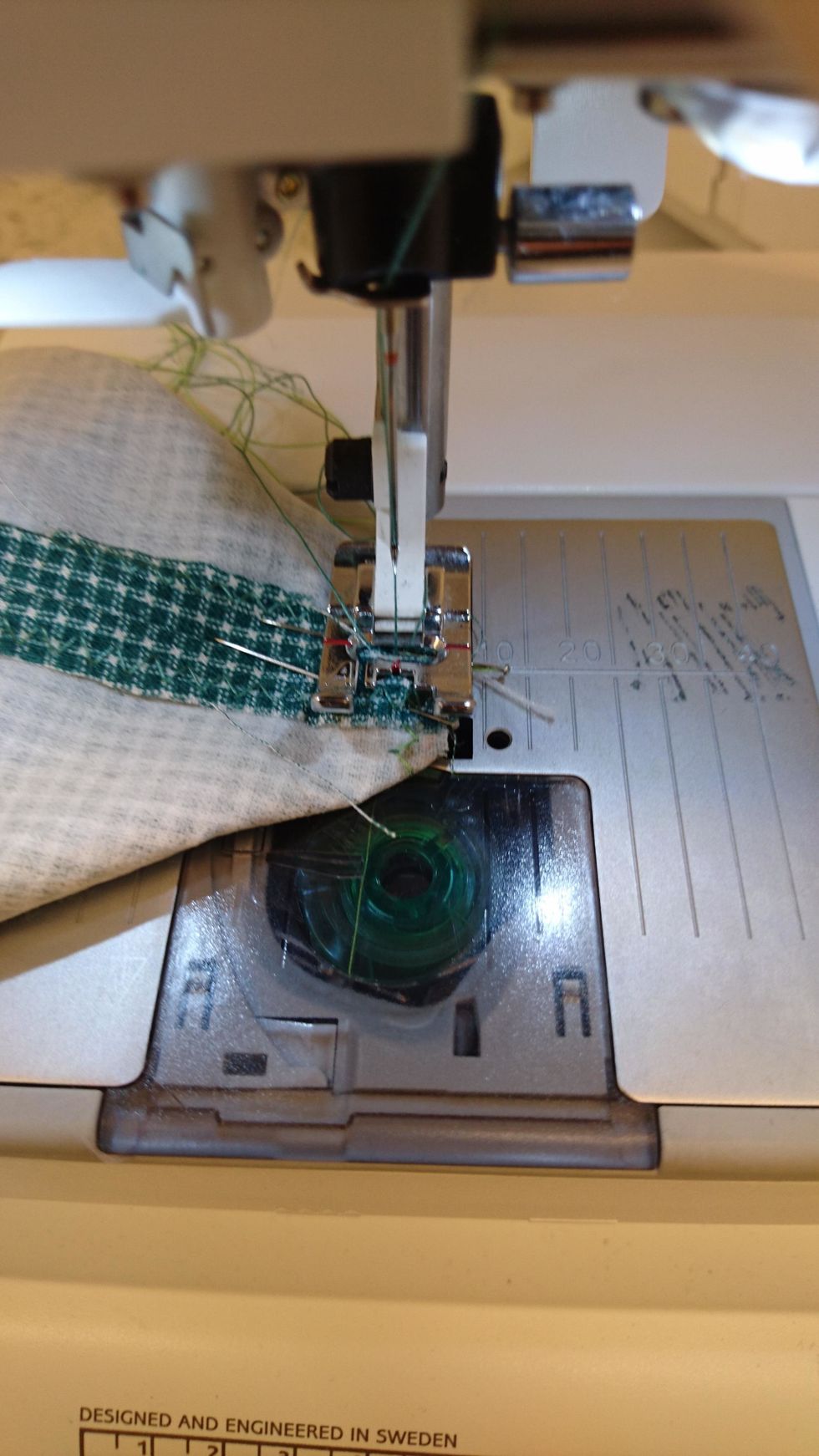 Sy med raks\u00f6m och f\u00e4st i b\u00f6rjan och slutet.