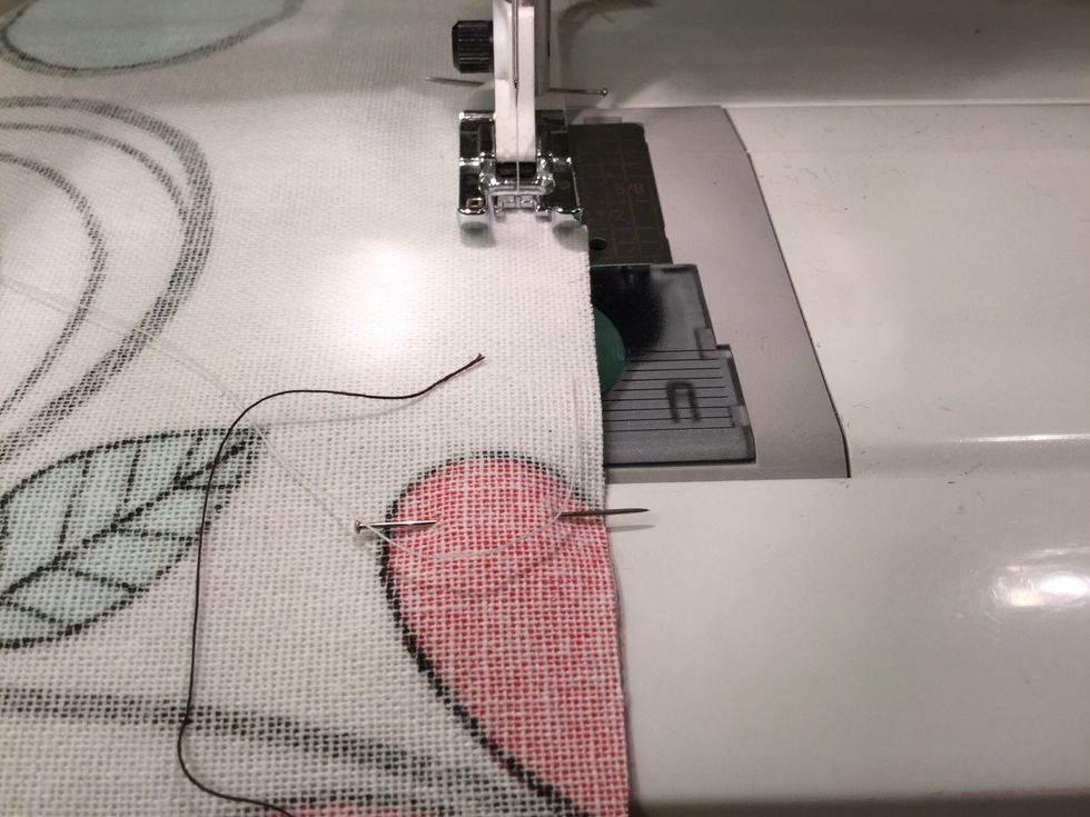 Sy med raks\u00f6m och med pressarfoten i kanten.