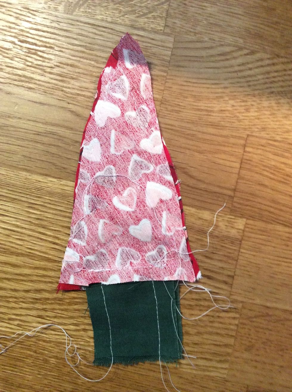 Sy med raks\u00f6m. Pressarfoten i kanten.