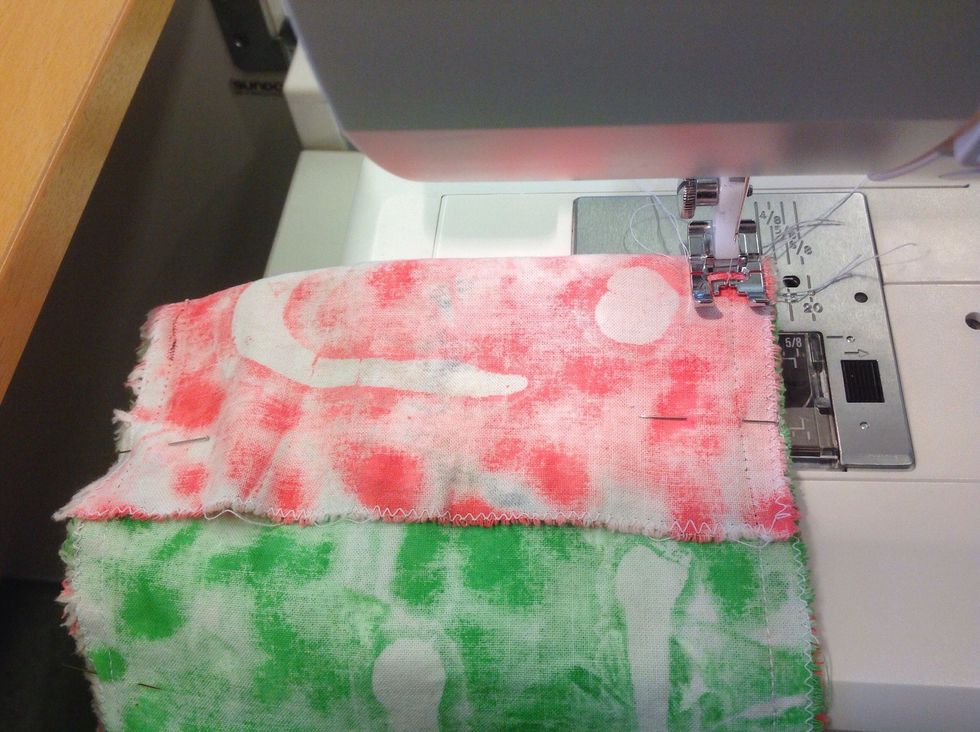 Sy med raks\u00f6m, pressarfoten kant i kant och backf\u00e4st i b\u00f6rjan och slutet.