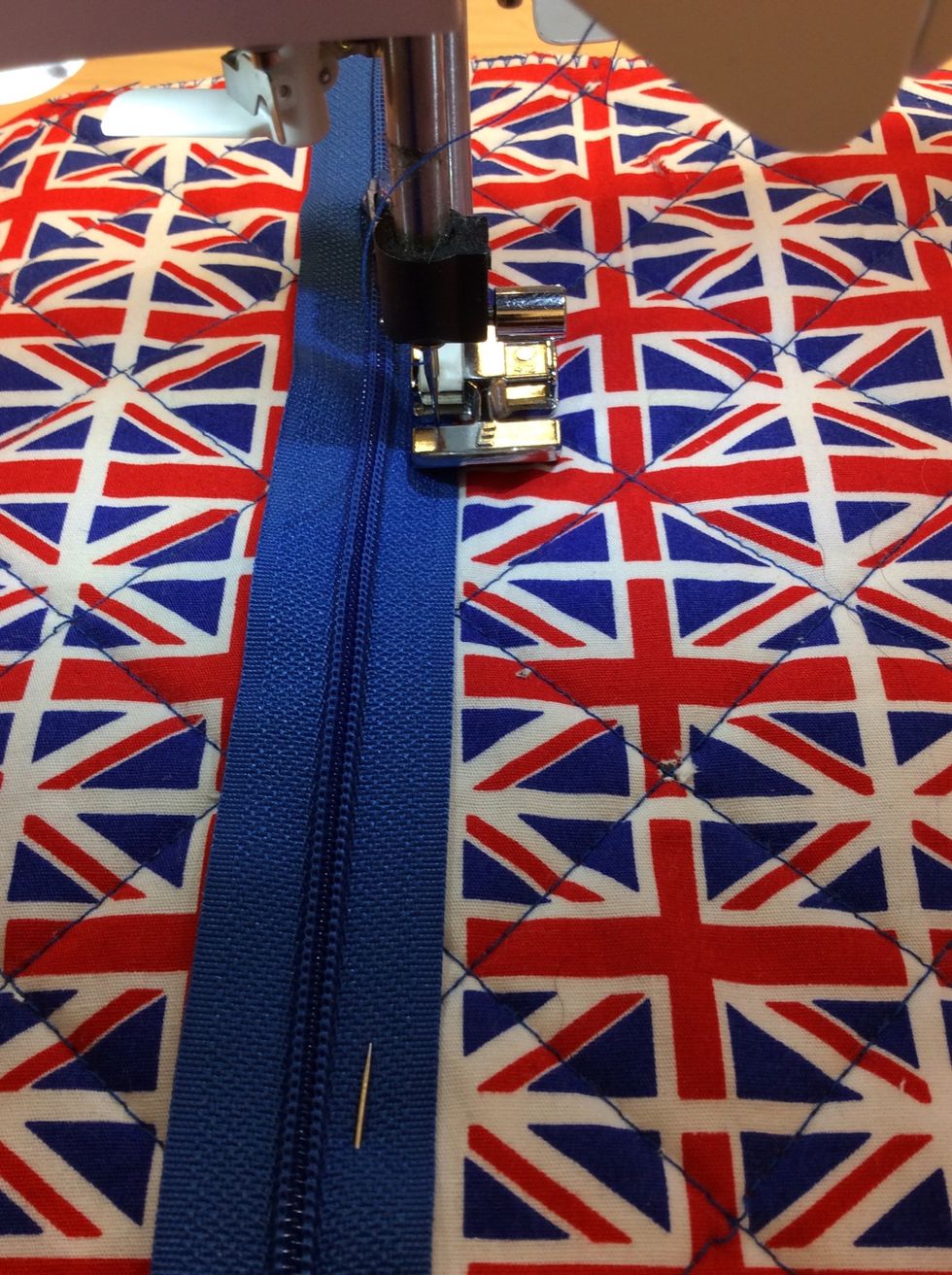 Sy med sick-sack allra l\u00e4ngst ut p\u00e5 kanten p\u00e5 dragkedjan.