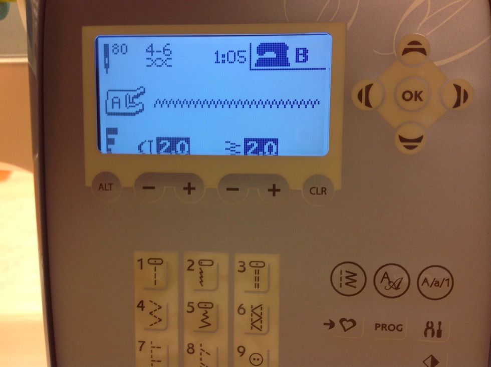 Sy med sicksack 2-2. Sy genom pappret. F\u00f6rs\u00f6k att f\u00f6lja den ritade linjen.