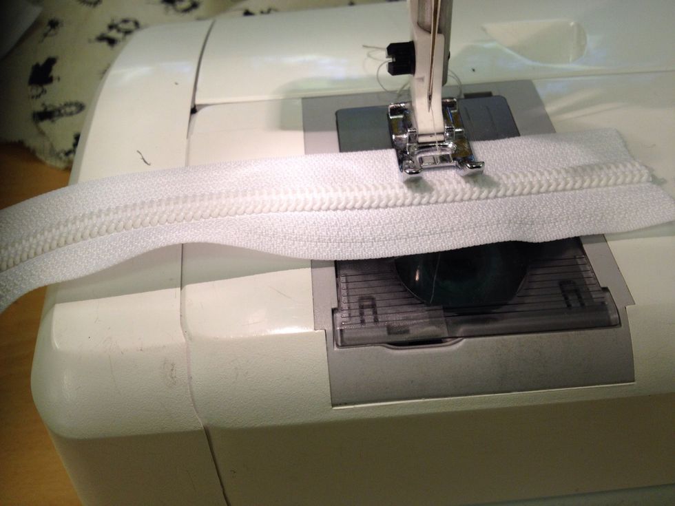 Sy med sicksack fram och tillbaka p\u00e5 dragkedjans kortsidor.