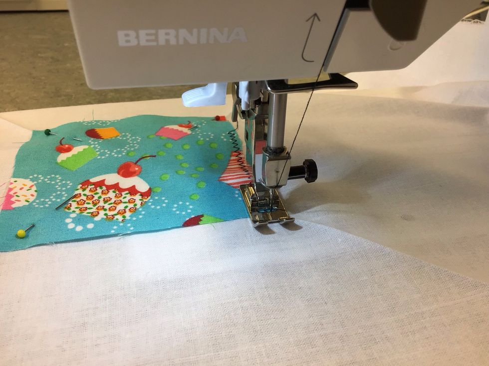 Sy med sicksack. Stanna i kanten av tyget, se till att n\u00e5len \u00e4r nere i tyget...