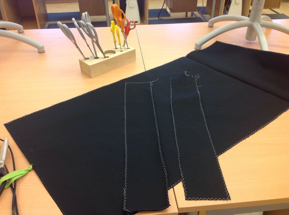 Sy med trestegssicksack runt alla bitar. Se till att s\u00f6mmen g\u00e5r \u00e4nda ut till kanten p\u00e5 tyget.