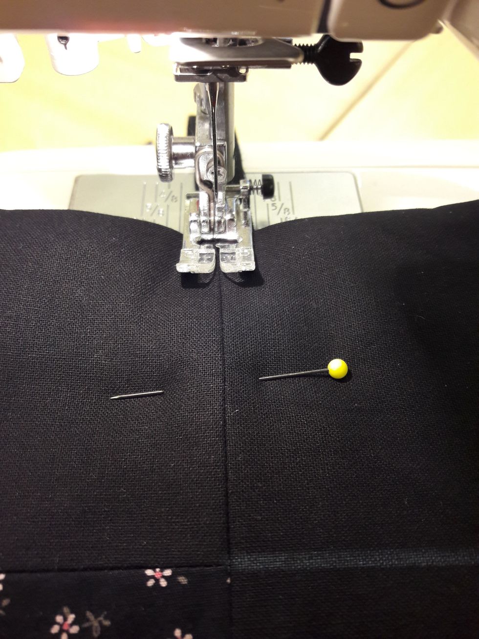 Sy nu i den f\u00f6reg\u00e5ende s\u00f6mmen, hela v\u00e4gen fr\u00e5n ena sidan till den andra. Detta kallas \u00e4ven f\u00f6r att sy \u201di diket\u201d.