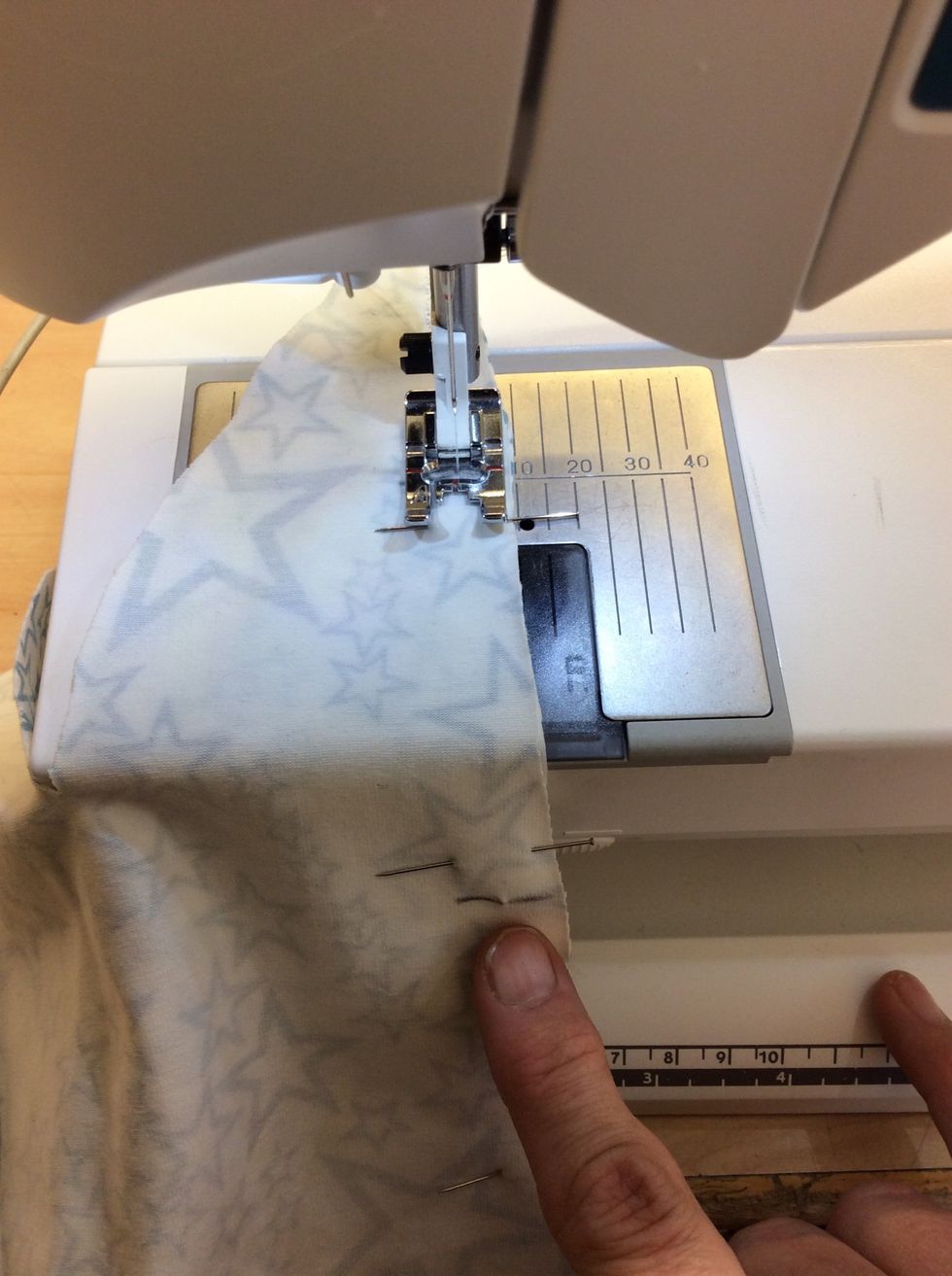 Sy nu med 1cm s\u00f6msm\u00e5n. Gl\u00f6m inte att att l\u00e4mna \u00f6ppet mellan strecken du ritat.