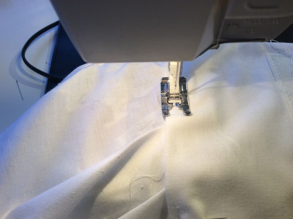 Sy nu med raks\u00f6m fr\u00e5n r\u00e4tsidan. Plocka loss n\u00e5larna allt eftersom. Gl\u00f6m inte f\u00e4sta i b\u00f6rjan och slutet.