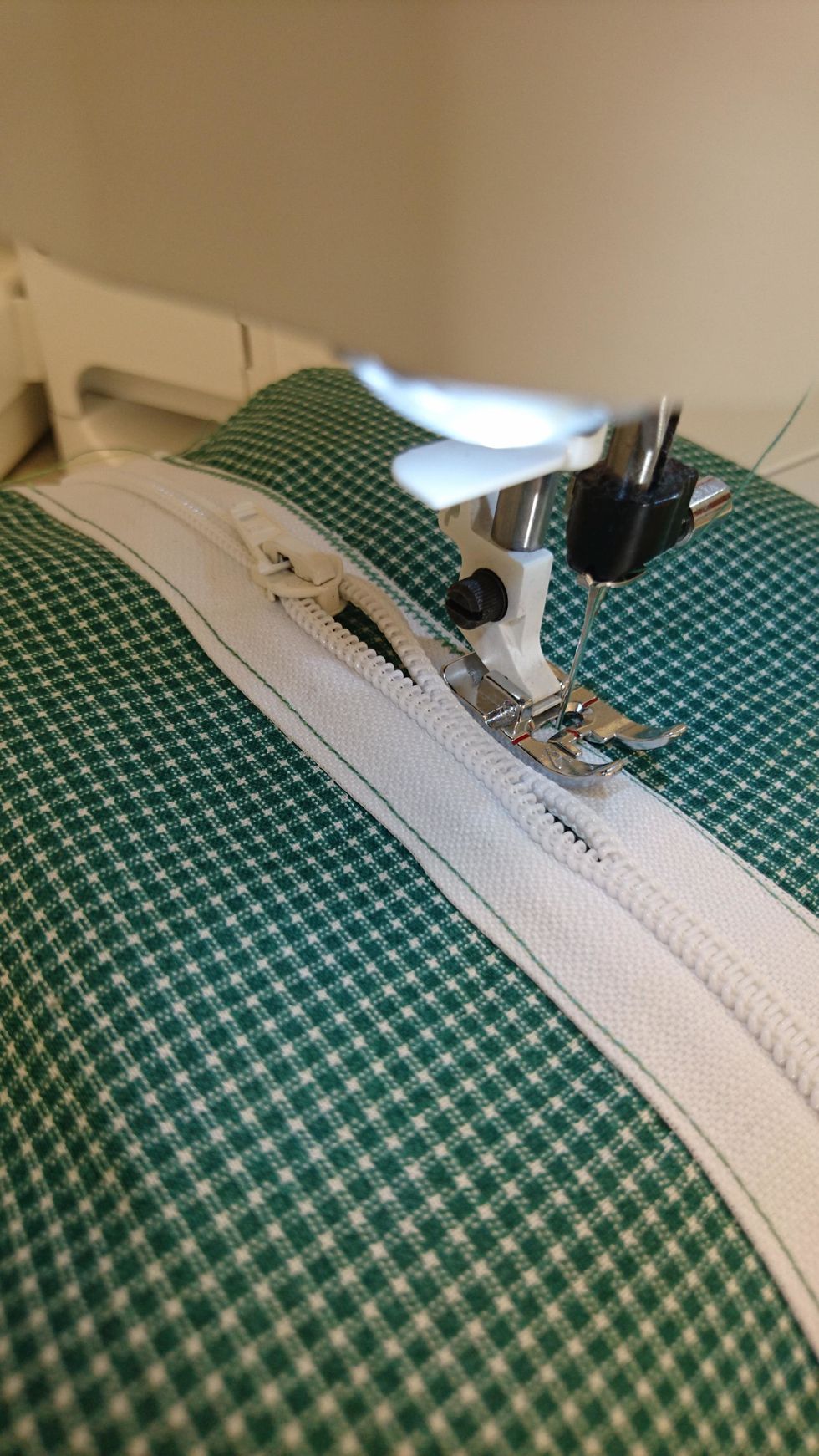 Sy nu med t\u00e4t sicksack \u00f6ver raks\u00f6mmen. St\u00e4ll maskinen p\u00e5 sicksack och 2.0 stygnl\u00e4ngd och 4,0 stygnbredd.