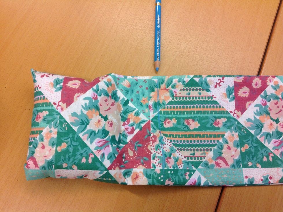 Sy nu raks\u00f6m p\u00e5 strecket. Backf\u00e4st i b\u00f6rjan och i slutet Ta bort raden med knappn\u00e5lar. G\u00f6r nu likadant i fack 2 och 3 - men det sista facket sys lite speciellt - kolla n\u00e4sta film!