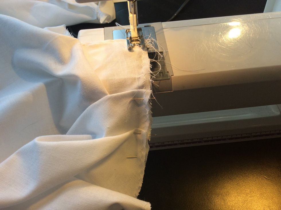 Sy nu runt hela kanten p\u00e5 m\u00f6ssan. Var f\u00f6rsiktig vid n\u00e5larna, plocka g\u00e4rna ur dem innan du k\u00f6r \u00f6ver vikningen.