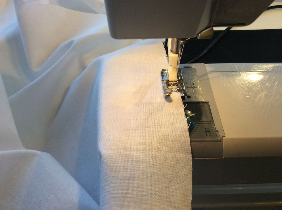 Sy nu sicksack runt hela kanten s\u00e5 det blir en stadkant. Nu kan tyget inte fransa s\u00f6nder.