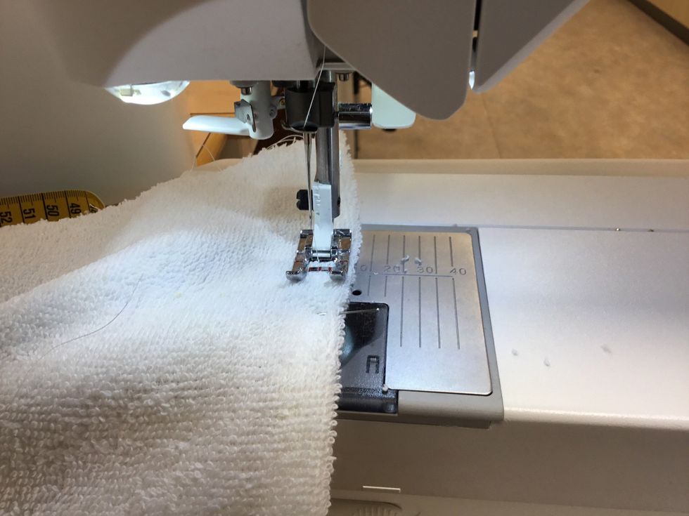 Sy nu trestegssicksack 1 cm fr\u00e5n kanten.
