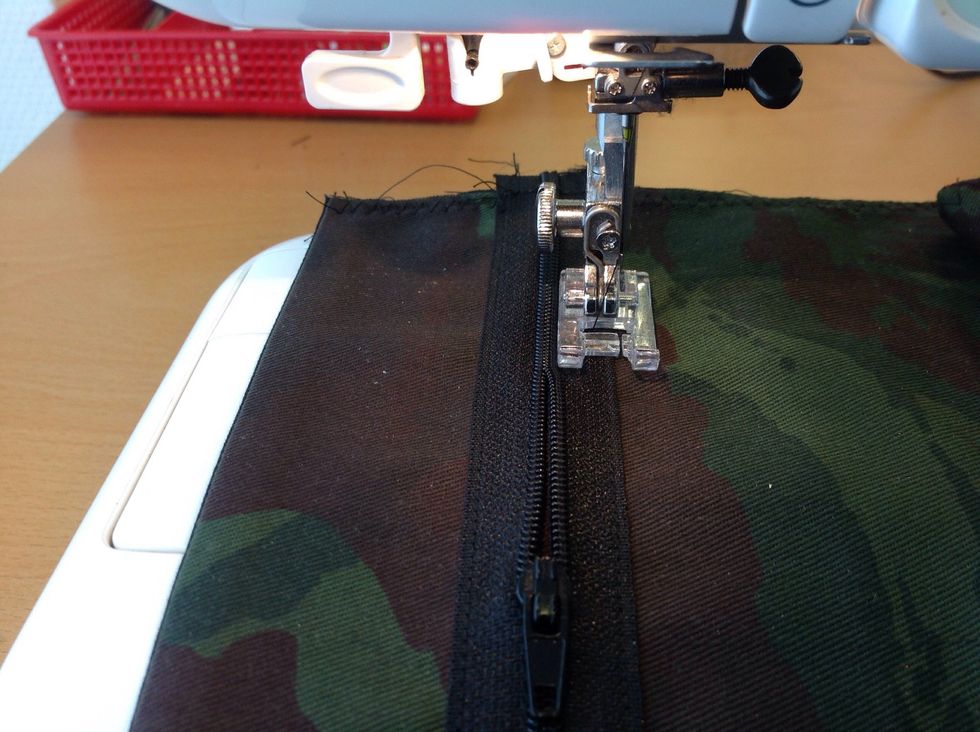 Sy p\u00e5 samma s\u00e4tt med pressarfoten kloss mot dragkedjan i mitten. G\u00f6r likadant som f\u00f6rut n\u00e4r du kommer till l\u00f6paren.