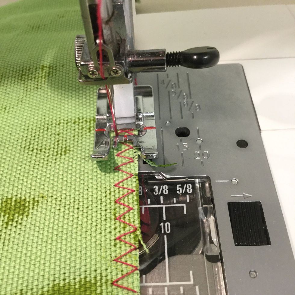 Sy precis p\u00e5 kanten, l\u00e5t n\u00e5len g\u00e5 ner precis utanf\u00f6r tygkanten.