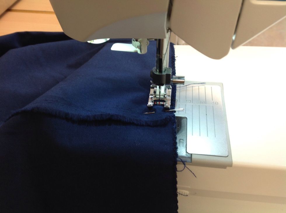 Sy raks\u00f6m 1 cm fr\u00e5n kanten. F\u00e4st tr\u00e5den i b\u00f6rjan och i slutet.