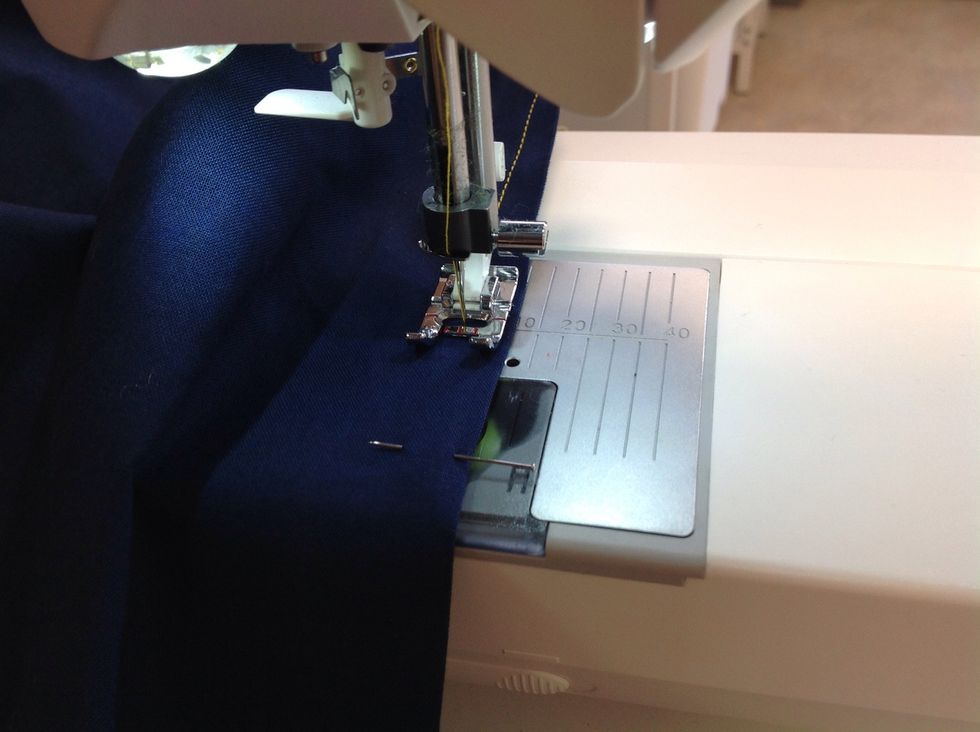 Sy raks\u00f6m 1 cm fr\u00e5n kanten.