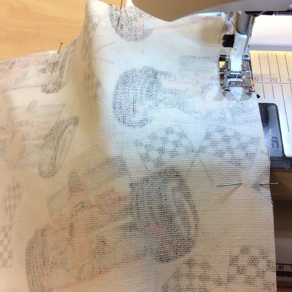 Sy raks\u00f6m 1 cm in fr\u00e5n kanten p\u00e5 3 av sidorna. L\u00e4mna \u00f6ppet den kortsidan d\u00e4r kanterna redan \u00e4r insydda. Gl\u00f6m inte att f\u00e4sta tr\u00e5darna.