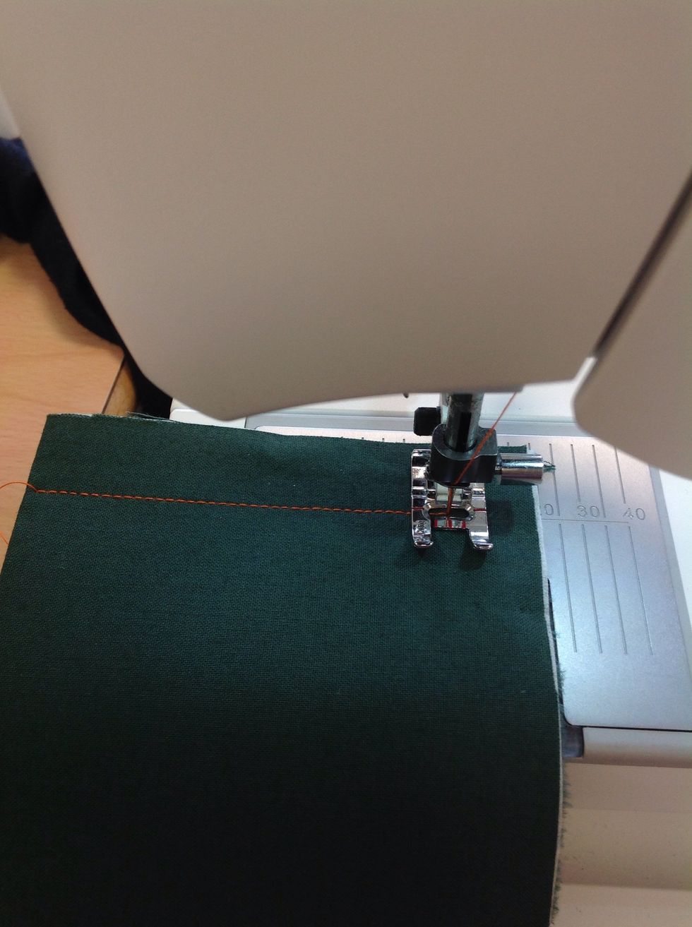 Sy raks\u00f6m 2cm (20mm) fr\u00e5n kanten p\u00e5 tre sidor. Stygnl\u00e4ngd 2,5 mm. Backa och f\u00e4st tr\u00e5den i b\u00f6rjan och i slutet.